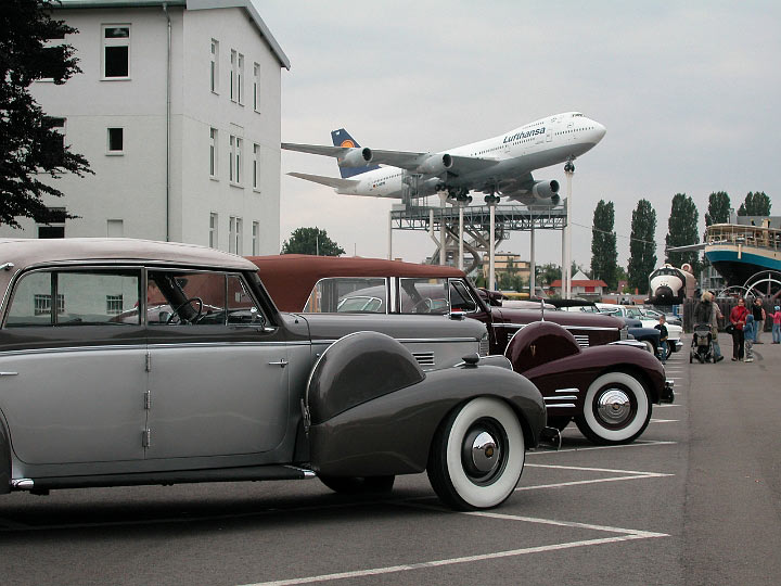 Speyer_220508_068.JPG - Präsentation der Cadillacs auf dem Parkplatz vor dem Hotel Am Technikmuseum